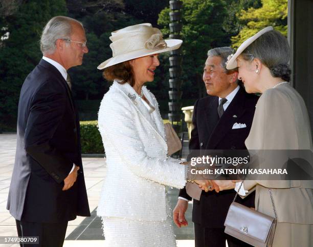 Swedish King Carl XVI Gustaf and Queen Silvia are greeted by Japanese Emperor Akihito and Empress Michiko for the welcoming ceremony at the Imperial...