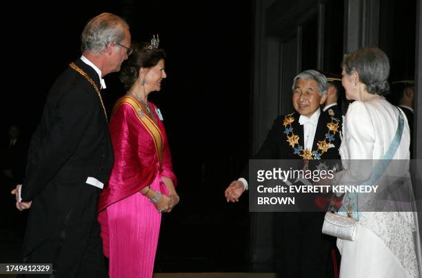 Swedish King Carl XVI Gustaf and Queen Silvia are greeted by Japanese Emperor Akihito and Empress Michiko prior to their dinner at the Imperial...