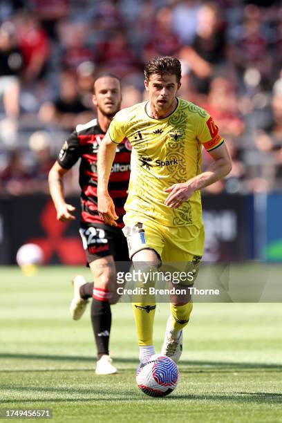 Alex Rufer of the Phoenix controls the ball during the A-League Men round one match between Western Sydney Wanderers and Wellington Phoenix at...