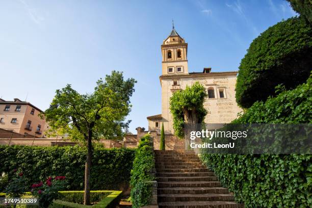 igreja de santa maria na alhambra, granada, espanha. - granada spain landmark - fotografias e filmes do acervo