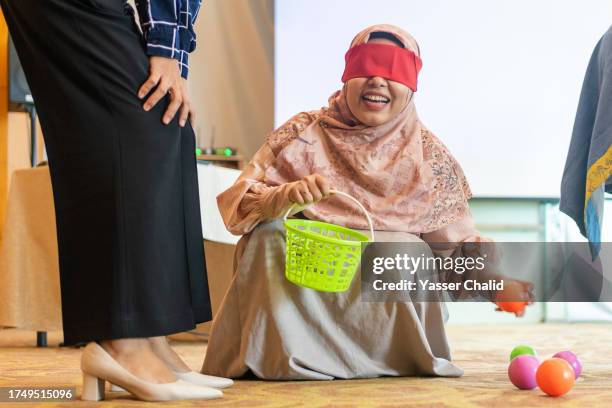 blindfold game scavenger hunt - chasse au trésor photos et images de collection