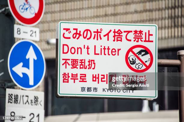 “don’t litter” sign - korean language stock pictures, royalty-free photos & images