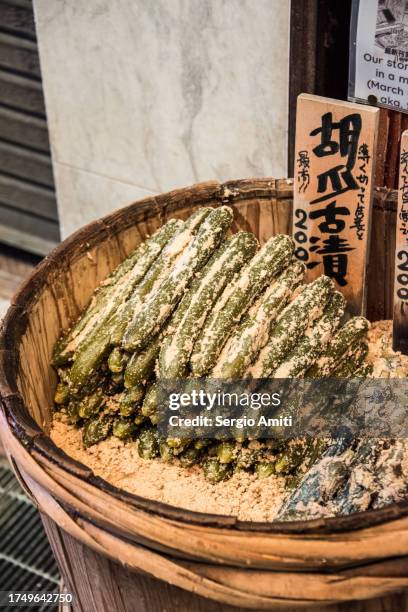 nukazuke cucumber tsukemono - takuan stockfoto's en -beelden