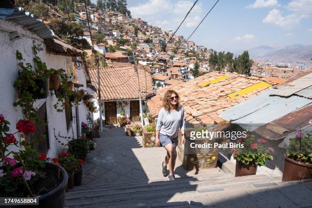 women walking up an alley in the san blas neigbhorhood of cusco, peru - provinz cusco stock-fotos und bilder