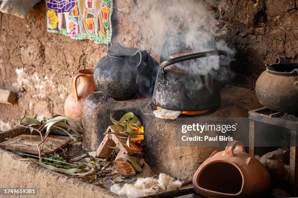 traditional earthenware and oven in cusco, peru for making hot tea - paul crock photos et images de collection