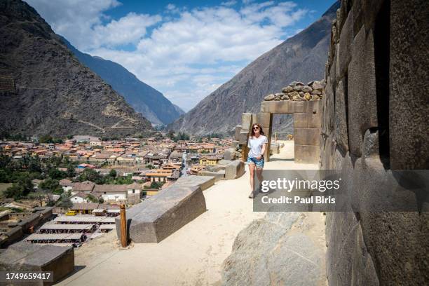 young woman at inca ruins in peru - ollantaytambo fortress - cuzco foto e immagini stock