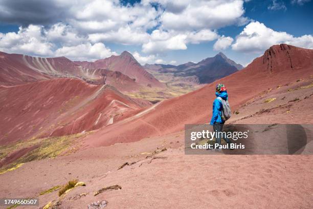 red valley near the rainbow mountain hike in the peruvian andes near cusco, peru - vilcabamba peru 個照片及圖片檔