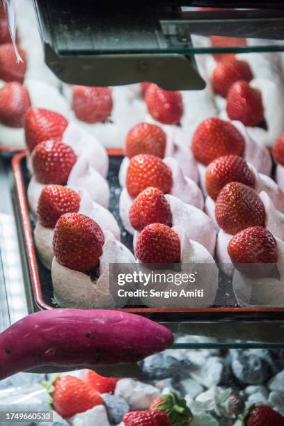 strawberry mochi (ichigo daifuku) いちご大福 - takuan stock-fotos und bilder