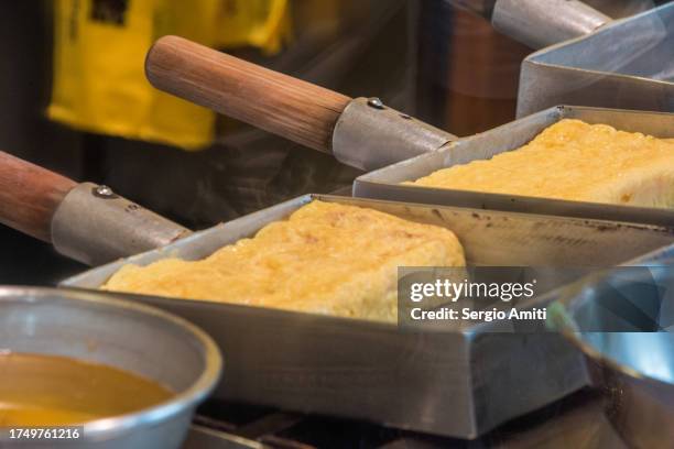 tamago-yaki (japanese rolled-egg omelette) - dashimaki tamago fotografías e imágenes de stock
