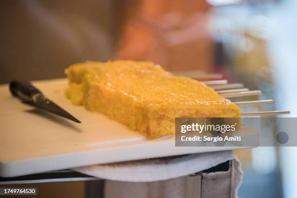 tamago-yaki (japanese rolled-egg omelette) kushi-tama (omelette on a stick) - dashimaki tamago fotografías e imágenes de stock
