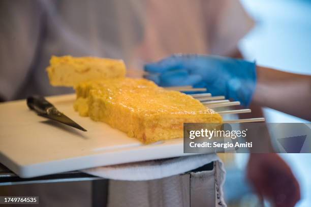 tamago-yaki (japanese rolled-egg omelette) - dashimaki tamago fotografías e imágenes de stock