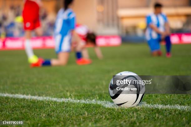 soccer ball on white halfway line on field - soccer training grounds stock pictures, royalty-free photos & images