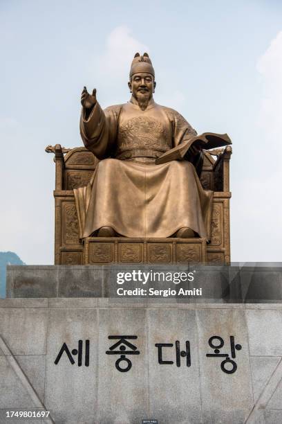 statue of king sejong (gwanghwamun) and hangul alphabet characters - escrita coreana imagens e fotografias de stock