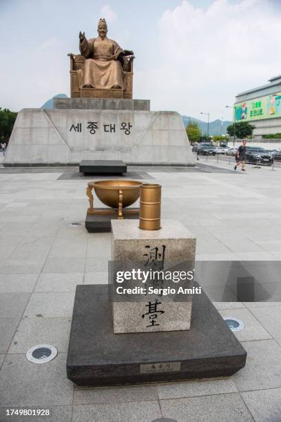 statue of king sejong (gwanghwamun) and a celestial globe, a rain gauge, and a sundial. - gwanghwamun platz stock-fotos und bilder