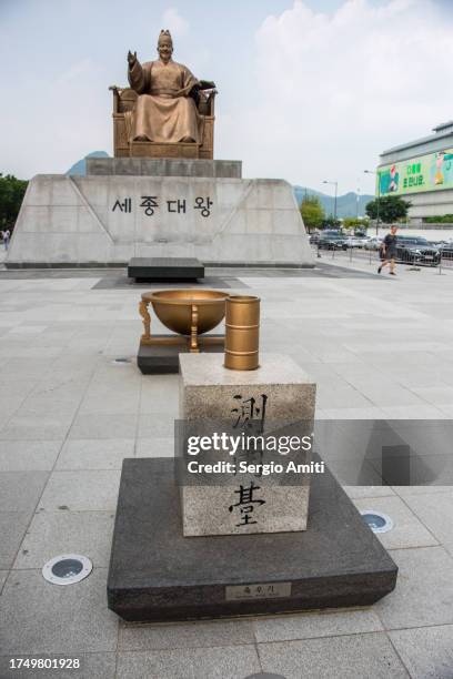 statue of king sejong (gwanghwamun) and a celestial globe, a rain gauge, and a sundial. - pluviômetro - fotografias e filmes do acervo