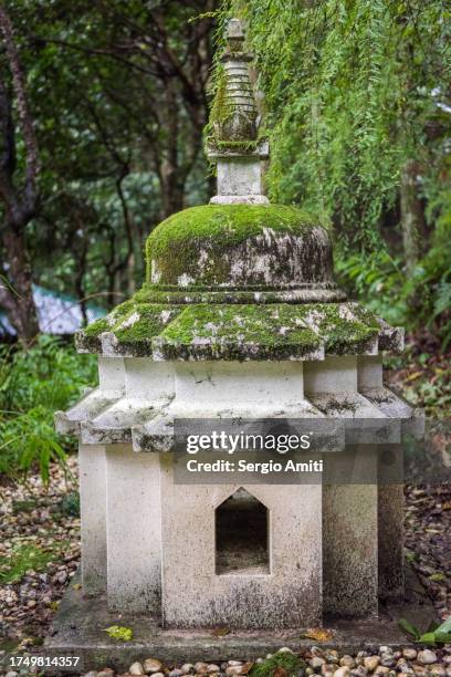buddhist stone lantern - stone lantern stock pictures, royalty-free photos & images