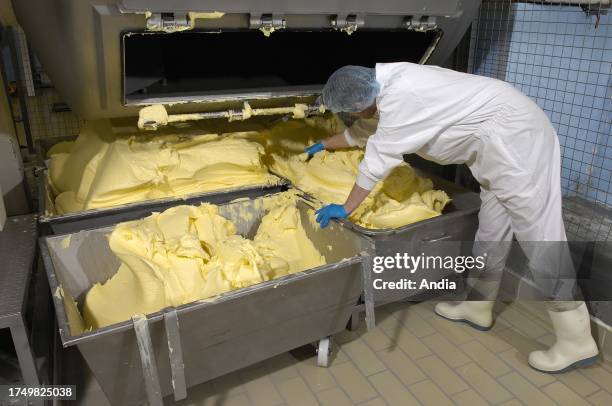 The Isigny-Sainte-Mere Dairy Cooperative : butter making.