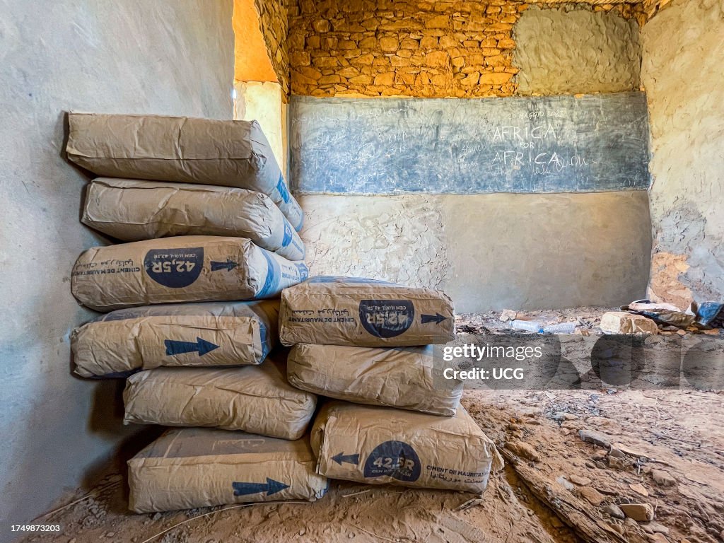 Mauritania, Adrar region, Entkemkemt, work in progress at the primary school of "Africa for Africa