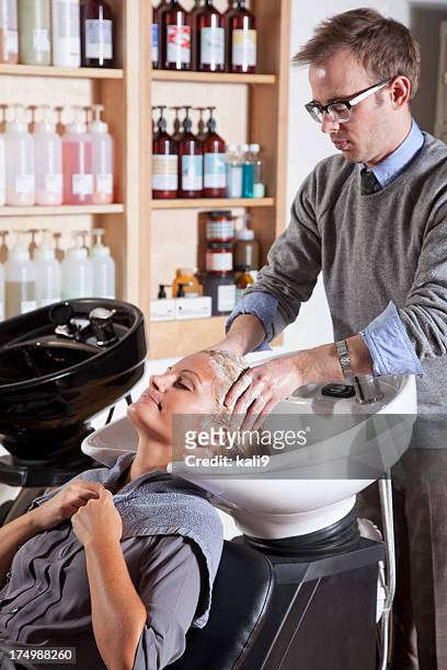 hairdresser washing customer's hair - hairdresser washing hair stock pictures, royalty-free photos & images