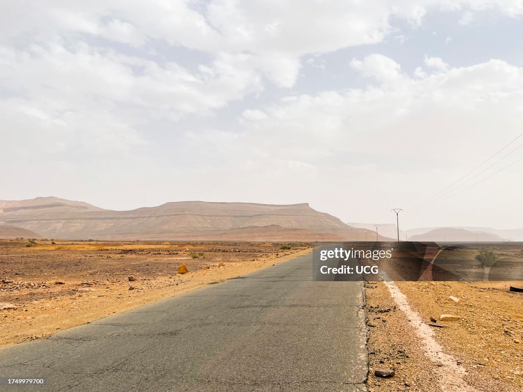 Mauritania, Adrar region, surroundings of Atar, road