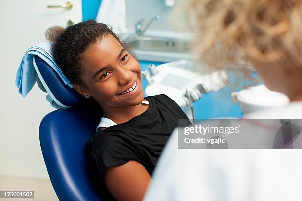 adolescente africano visita ambulatorio dentistico - dentista bambini foto e immagini stock