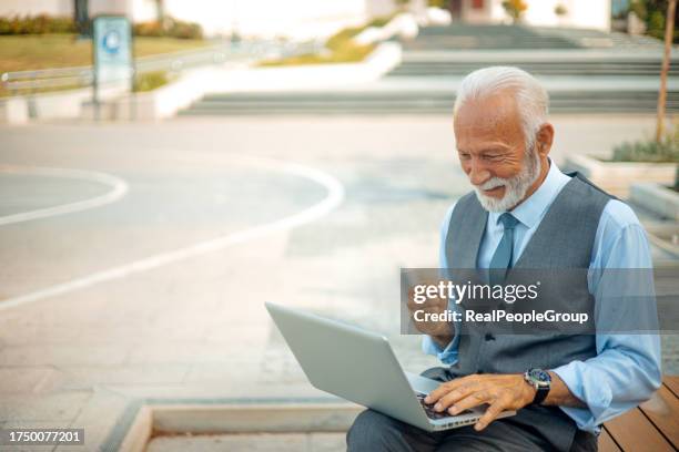 der technisch versierte arbeitstag eines geschäftsmannes in der stadt mit laptop - real businessman isolated no smile stock-fotos und bilder