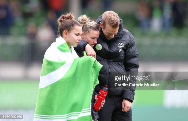Lena Oberdorf , Alexandra Popp and Tommy Stroot, Manager of VfL Wolfsburg react after the Google Pixel Frauen-Bundesliga match between VfL Wolfsburg...