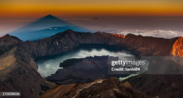 shadow of rinjani peak - mount rinjani fotografías e imágenes de stock