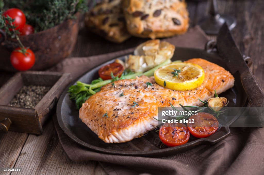 Lachsfilet mit Gemüse