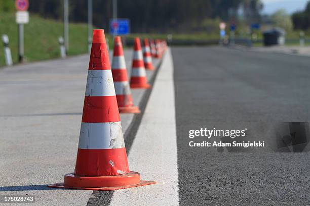 cones de estrada - cone de trânsito imagens e fotografias de stock
