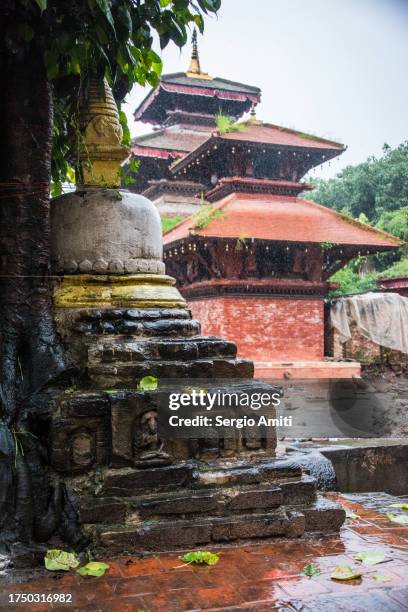 stone stupa and taleju bhawani temple kathmandu - taleju temple nepal photos et images de collection