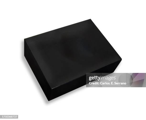 closed black box with a white background and a drop shadow - box packaging mockup foto e immagini stock