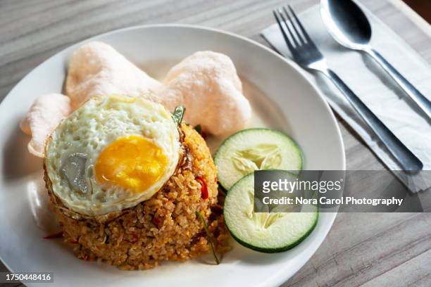 plate of nasi goreng kampung - gebakken rijst stockfoto's en -beelden