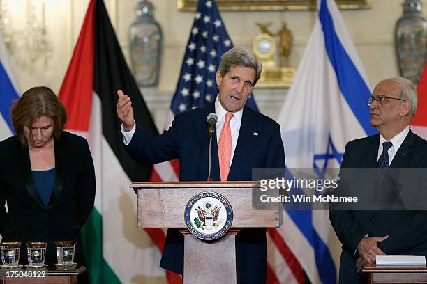 Secretary of State John Kerry delivers remarks on the Middle East Peace Process Talks, as Israeli Justice Minister Tzipi Livni and Palestinian chief...