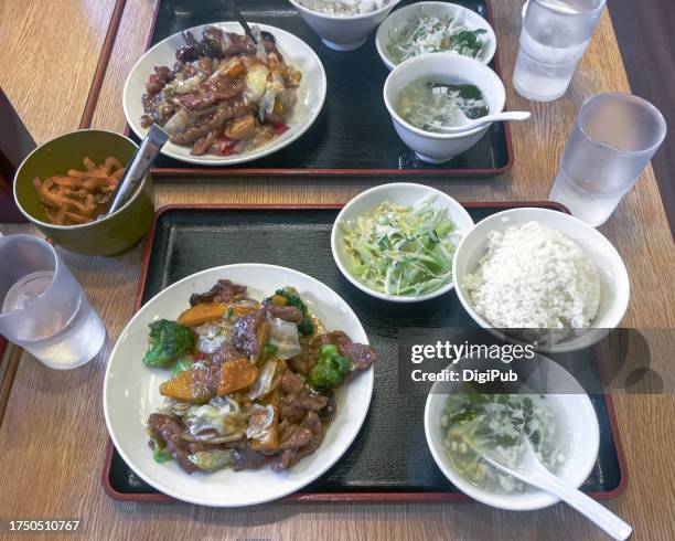 table for two beef sautéed in oyster sauce teishoku - chuka stock pictures, royalty-free photos & images