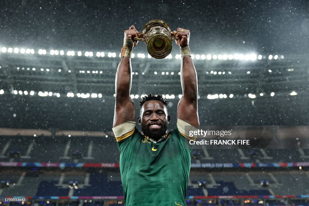 TOPSHOT-RUGBYU-WC-2023-MATCH48-NZL-RSA-TROPHY