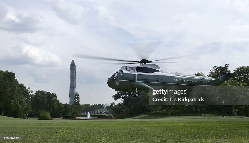 Obama Arrives Back To White House After Trip To Tennessee