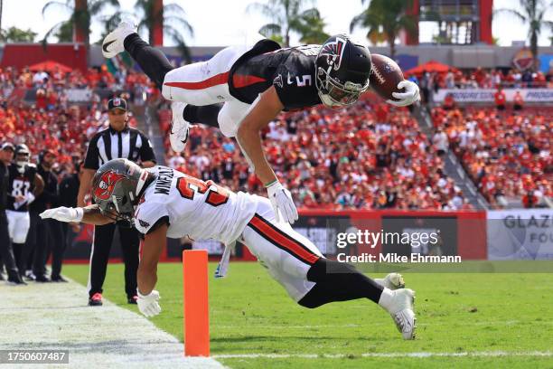 Drake London of the Atlanta Falcons dives and is stopped short of the goal line by Antoine Winfield Jr. #31 of the Tampa Bay Buccaneers in the third...