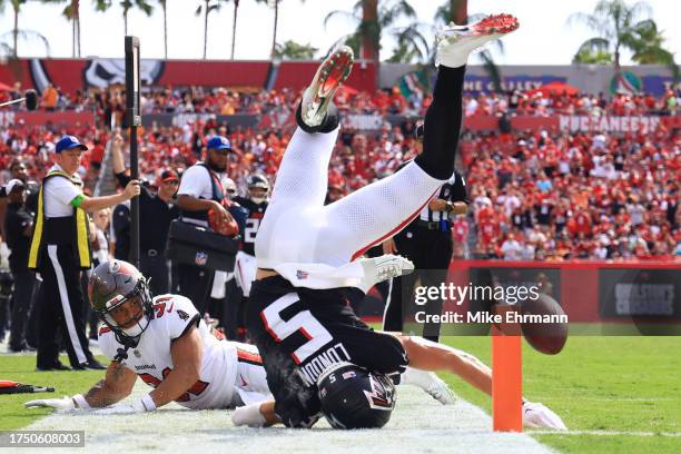 Drake London of the Atlanta Falcons dives and is stopped short of the goal line by Antoine Winfield Jr. #31 of the Tampa Bay Buccaneers in the third...