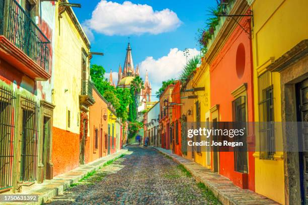 aldama street. san miguel de allende, mexico - san miguel de allende fotografías e imágenes de stock
