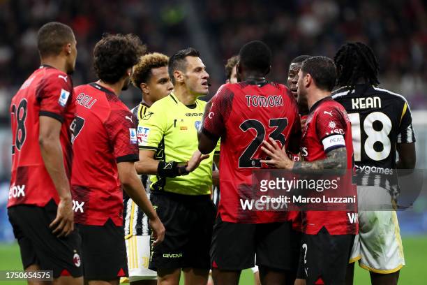 Referee Maurizio Mariani reacts with players of AC Milan after showing Malick Thiaw of AC Milan a red card during the Serie A TIM match between AC...