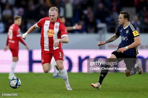 Ron Berlinski of Essen runs with the ball during the 3. Liga match between Rot-Weiss Essen and 1. FC Saarbruecken at Stadion Essen on October 22,...