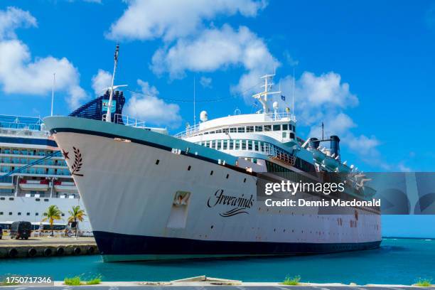 cruise ships - freewinds stockfoto's en -beelden