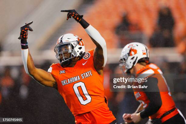 Running back Ollie Gordon II of the Oklahoma State Cowboys leads the team onto the field before a game against the Cincinnati Bearcats at Boone...