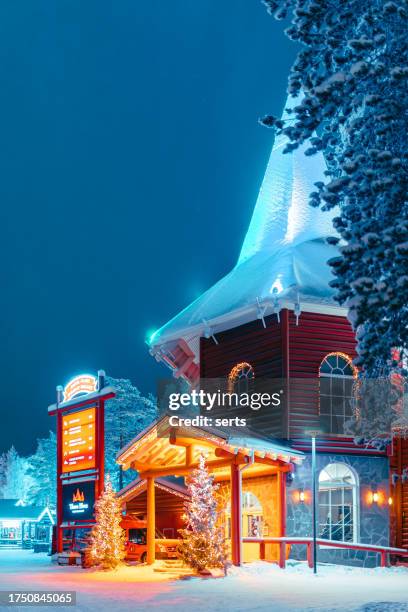 santa claus village and the arctic circle in rovaniemi, lappland finnland - büro bäume nacht stock-fotos und bilder