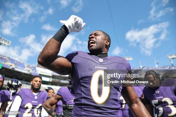 Roquan Smith of the Baltimore Ravens reacts as he leads a huddle prior to an NFL football game between the Baltimore Ravens and the Detroit Lions at...