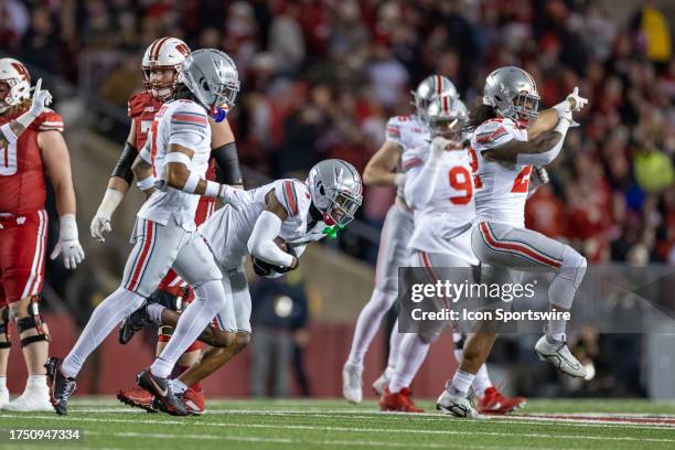 Ohio State Buckeyes corner back Davison Igbinosun recovers the fumble durning a college football game between the Ohio State Buckeyes and the...