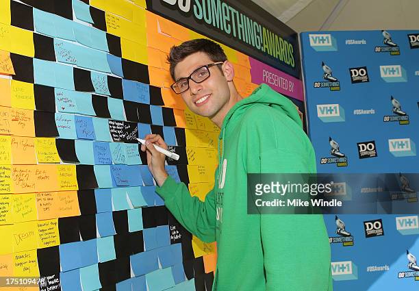 Ben Simon of Food Recovery Network writes messages of positivity on the Post-it Brand Wall in support of DoSomething.org at VH1's 2013 Do Something...