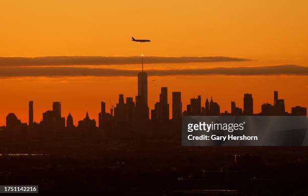 An airplane approaching Newark Liberty AirportNewark Liberty Airport flies above the skyline of lower Manhattan and One World Trade Center in New...