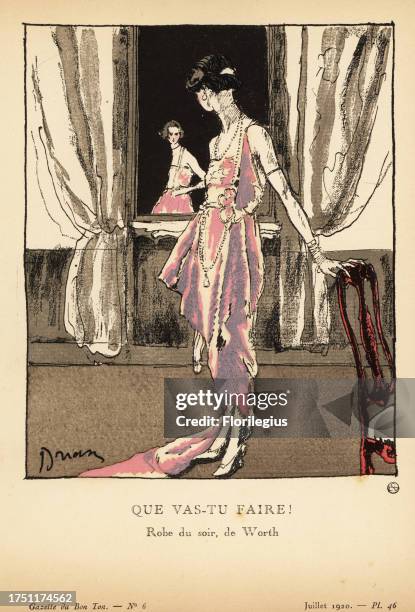 Womn in evening dress in pink lame looking at herself in a mirror. Que vas-tu faire! Robe de soie de Worth. Cette robe du soir, de Worth, est un...